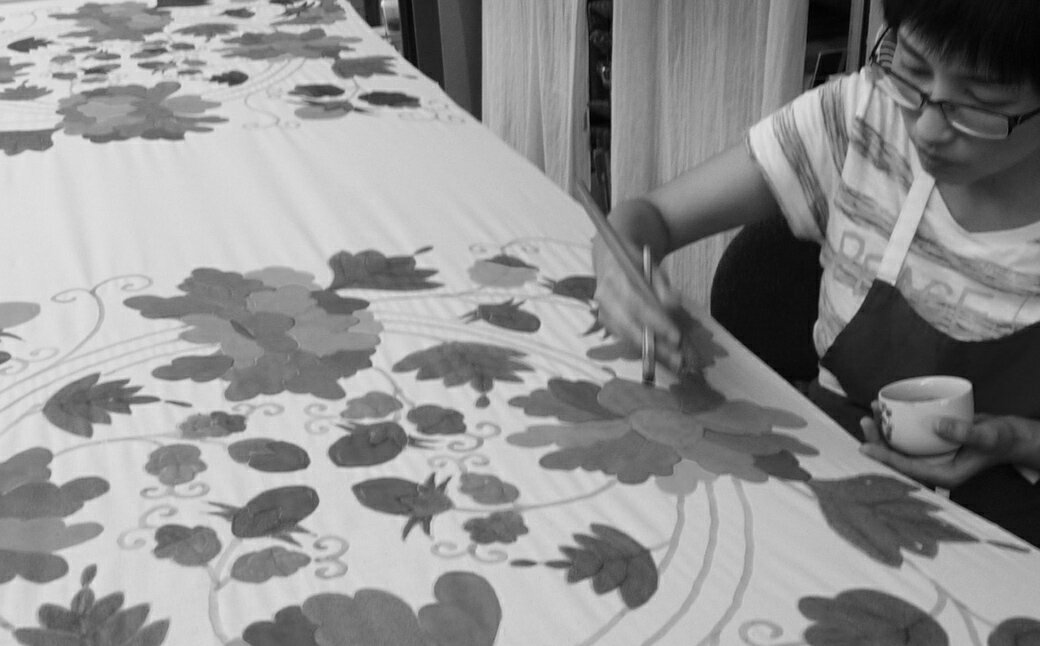 【ふるさと納税】MUI ー森をまとう紅型ショールー（藍型風 総柄） サムネイル3